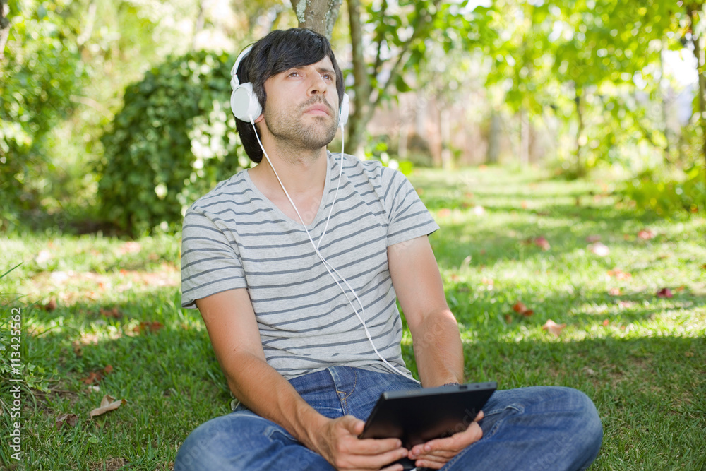 Obraz premium man relaxing with tablet pc