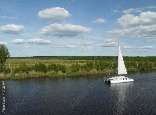 Segelboot auf dem Wolga-Ostsee-Kanal