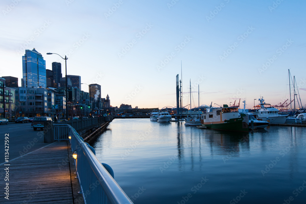 Naklejka premium SEATTLE, WA - March 23, 2011. Seattle, Alaskan Way