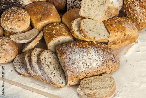 Panel kuchenny z motywem Jasne i ciemne, pełnoziarniste pieczywo ułożone w piekarni