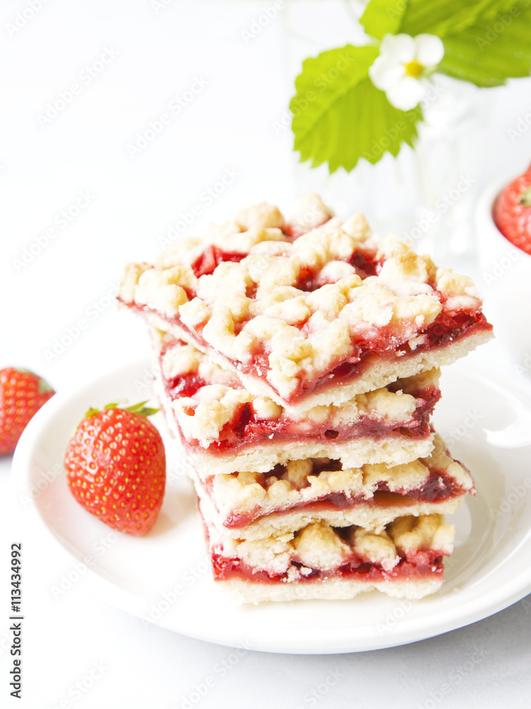 strawberry crumb bars with fresh red berries strawberry crumb bars with fresh red berries