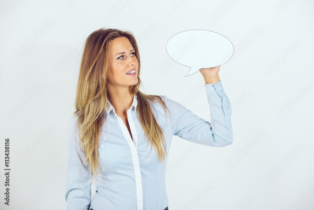 Dynamische Geschäftsfrau hält weiße Sprechblase Dynamische Geschäftsfrau hält weiße Sprechblase