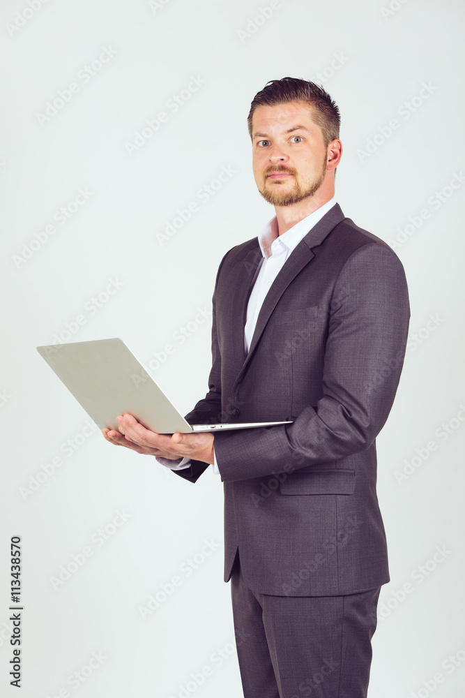 Junger Geschäftsmann mit Laptop Computer Seitenansicht Junger Geschäftsmann mit Laptop Computer Seitenansicht