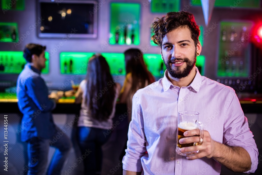 Obraz premium Man holding a beer mug