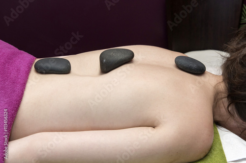 massage aux pierres chaudes photo