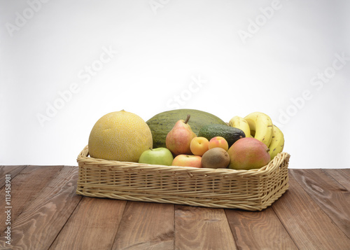 Bodegón de frutas variadas en una canasta