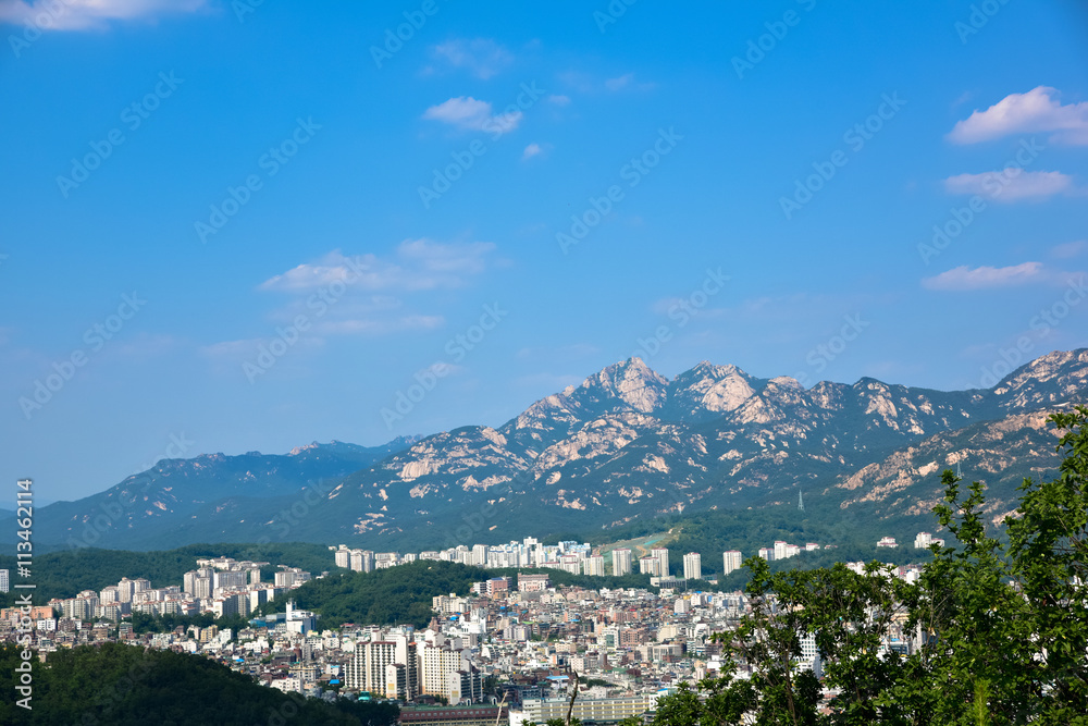 Obraz premium 서울의 봉산에서 바라본 북한산과 도시,여름,2016