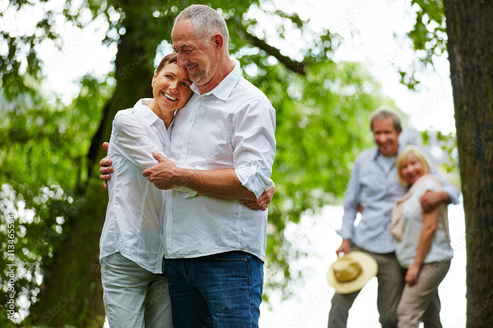 Zwei Paare Senioren im Sommer im Garten Zwei Paare Senioren im Sommer im Garten