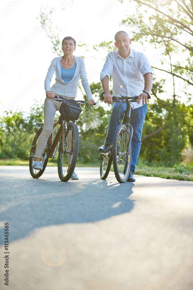 Obraz premium Paar Senioren beim Radfahren im Sommer