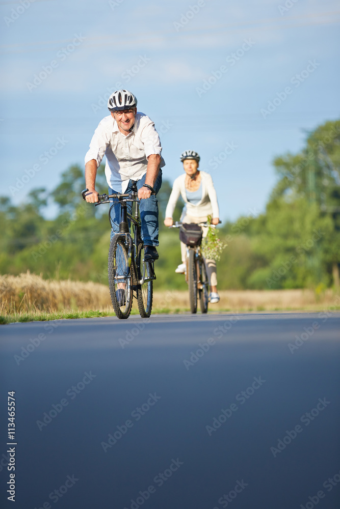 Senioren machen gemeinsam Radtour im Sommer Senioren machen gemeinsam Radtour im Sommer