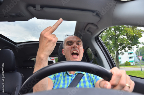 Mann fährt Auto