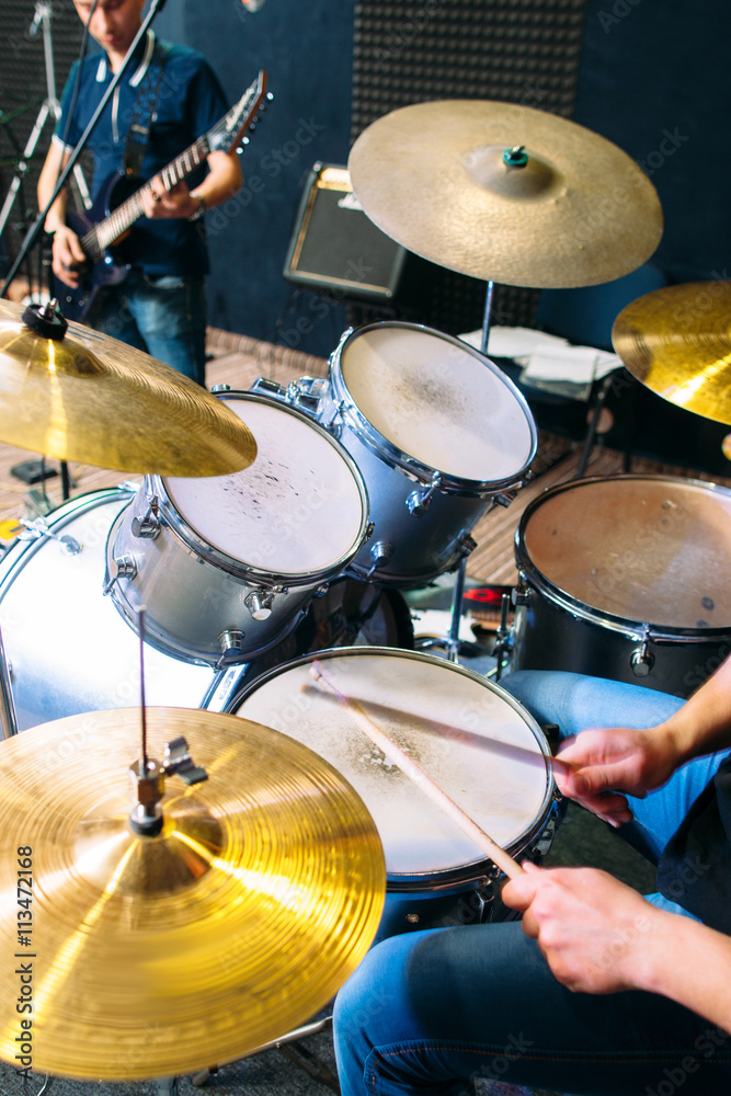 Obraz premium Unrecognizable drummer plays on drum set alive close-up. Front view on modern drum set and playing on it alive drummers hands. Scene background