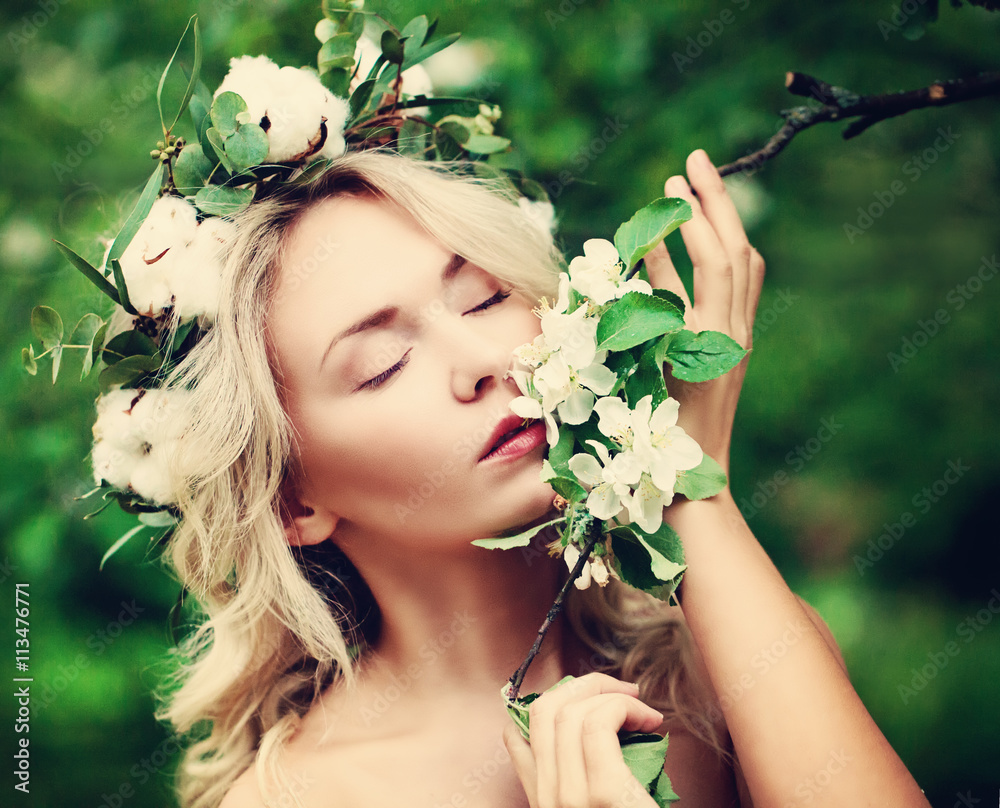Naklejka premium Perfect Woman with Apples Blossom Outdoors