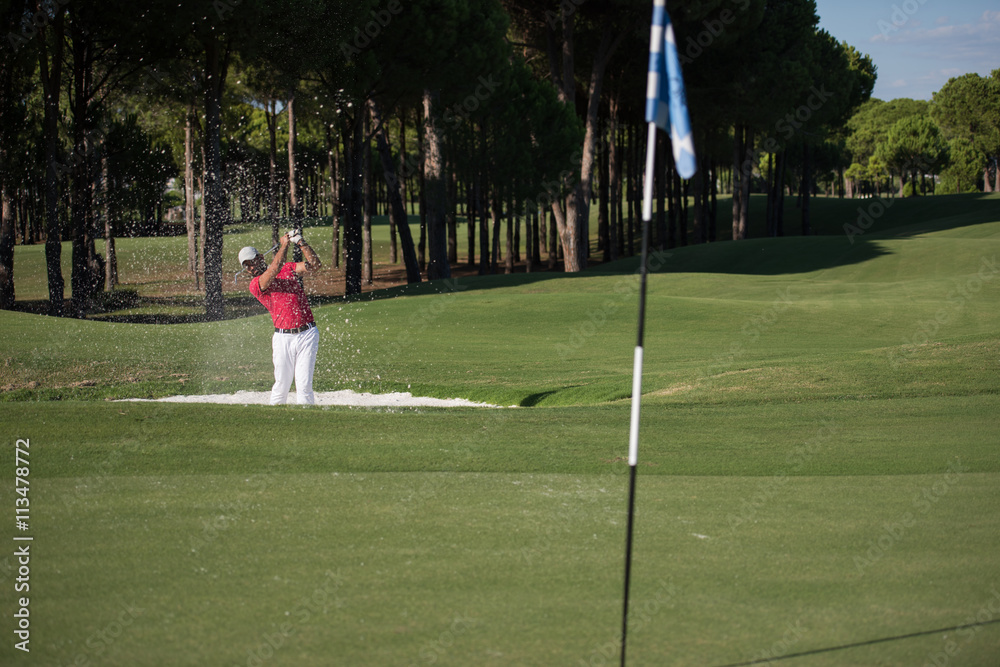Obraz premium golfer hitting a sand bunker shot