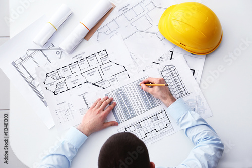Young male construction eng...