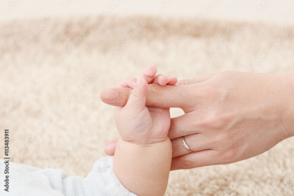 赤ちゃん・手を握る