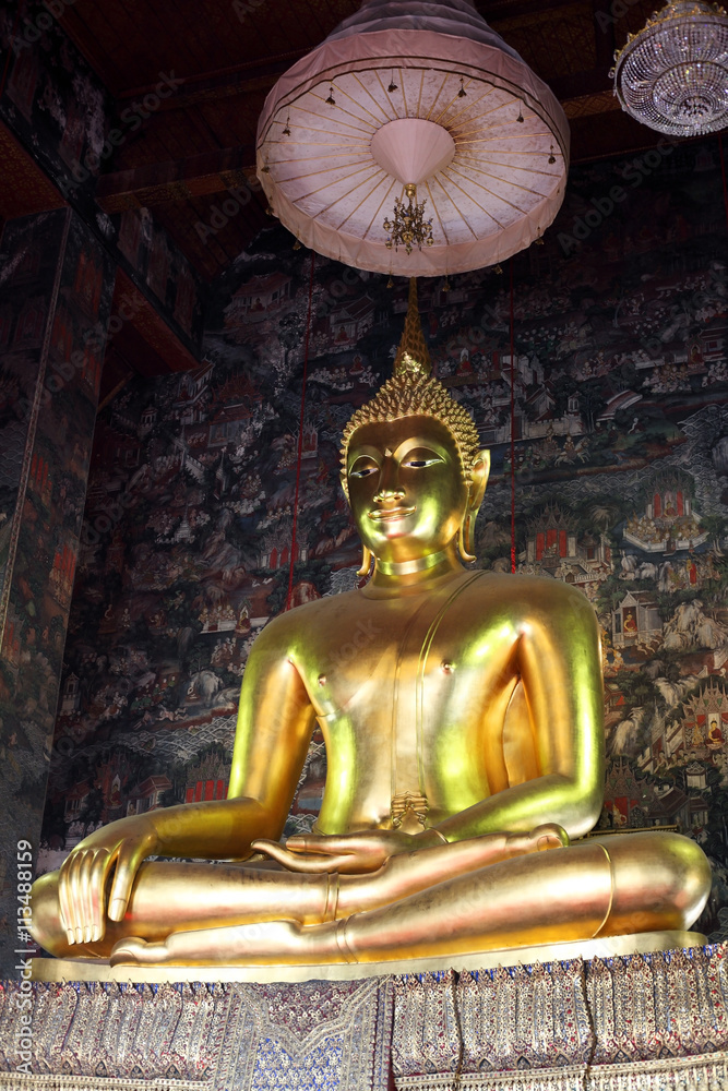 Obraz premium golden buddha statue with thai painting background