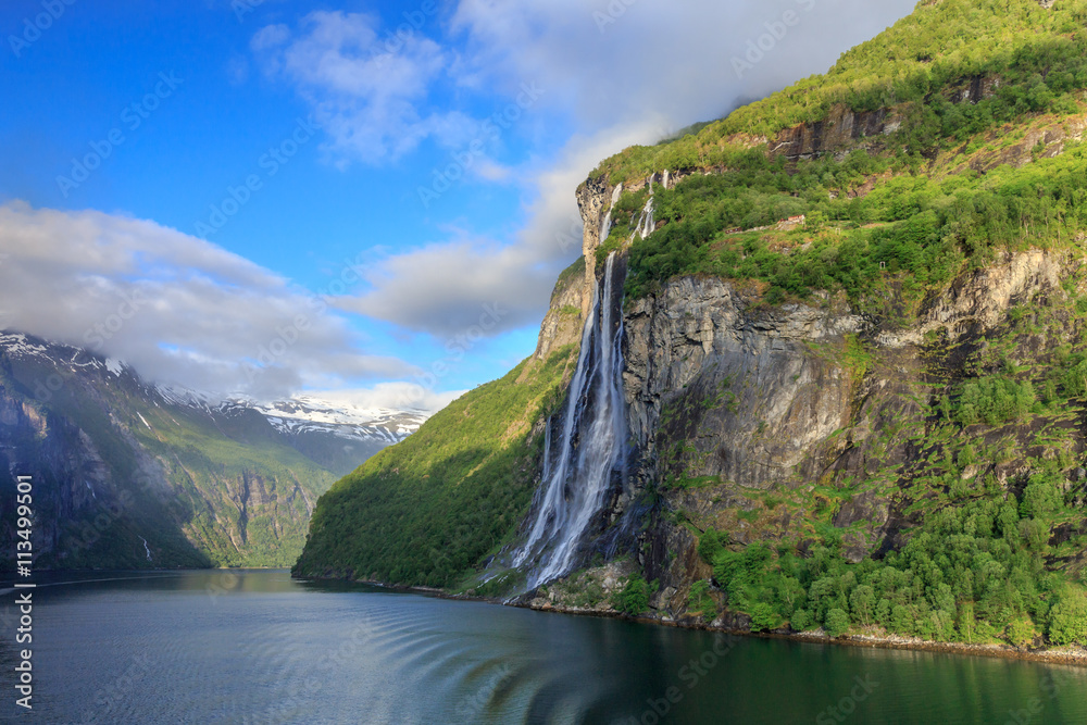 Fototapeta premium Geirangerfjord mit dem Wasserfall Sieben Schwestern im Morgenlicht
