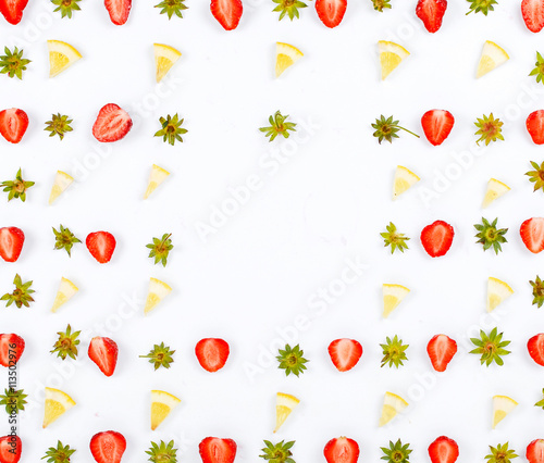 Fototapeta Naklejka Na Ścianę i Meble -  Frame with slices of strawberries and slices of lemon