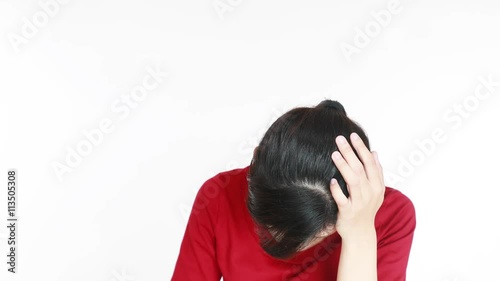 憂鬱な表情の女性