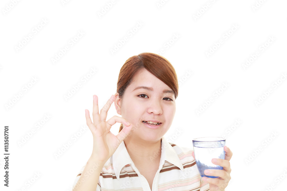 お水を飲む女性 お水を飲む女性