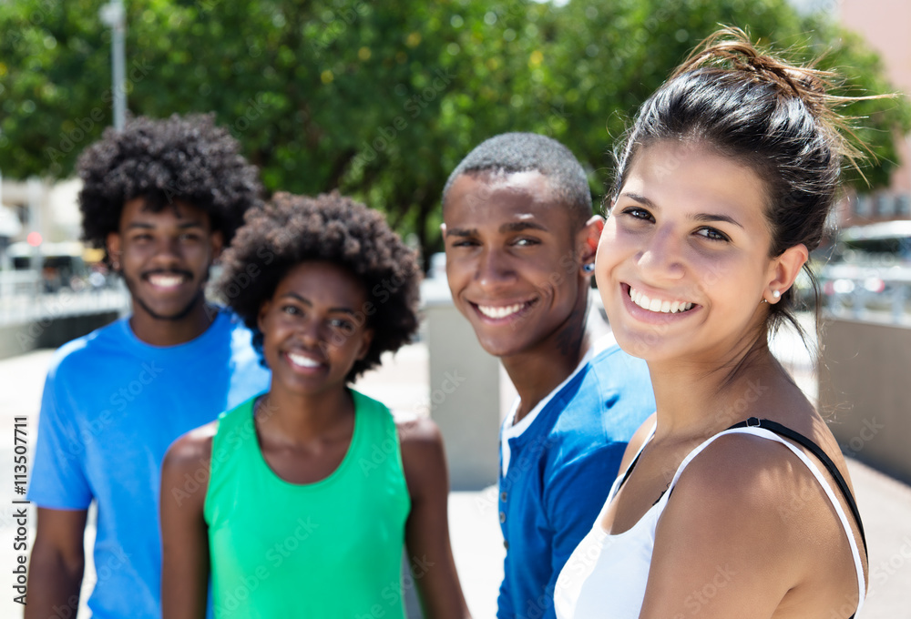Junge europäische Frau mit afrikanischen Freunden Junge europäische Frau mit afrikanischen Freunden