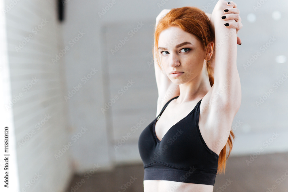 Φωτογραφία Close-up portrait of a beautiful young fitness woman streching