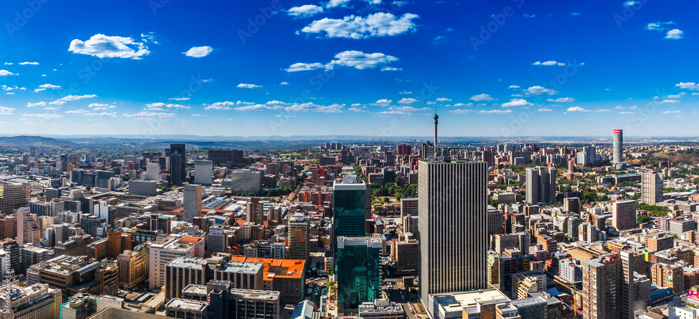 Naklejka premium Miasto Johannesburg i północne przedmieścia w oddali.