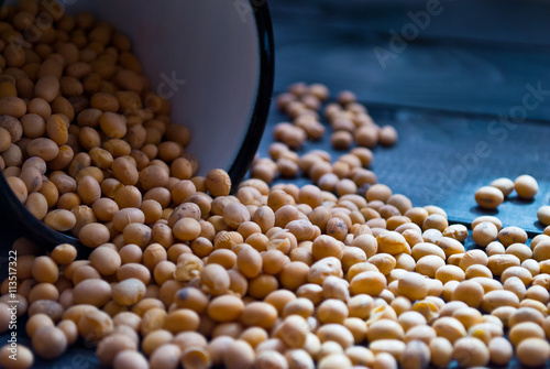 Billede på lærred Soy beans in the metal cup