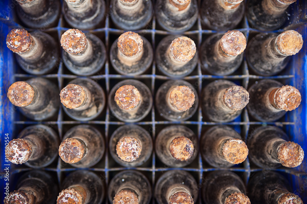Bierkiste voller Flaschen mit verrosteten Kronenkorken