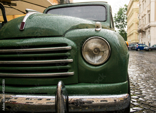 Automobile antica sotto la pioggia a Trastevere  Roma