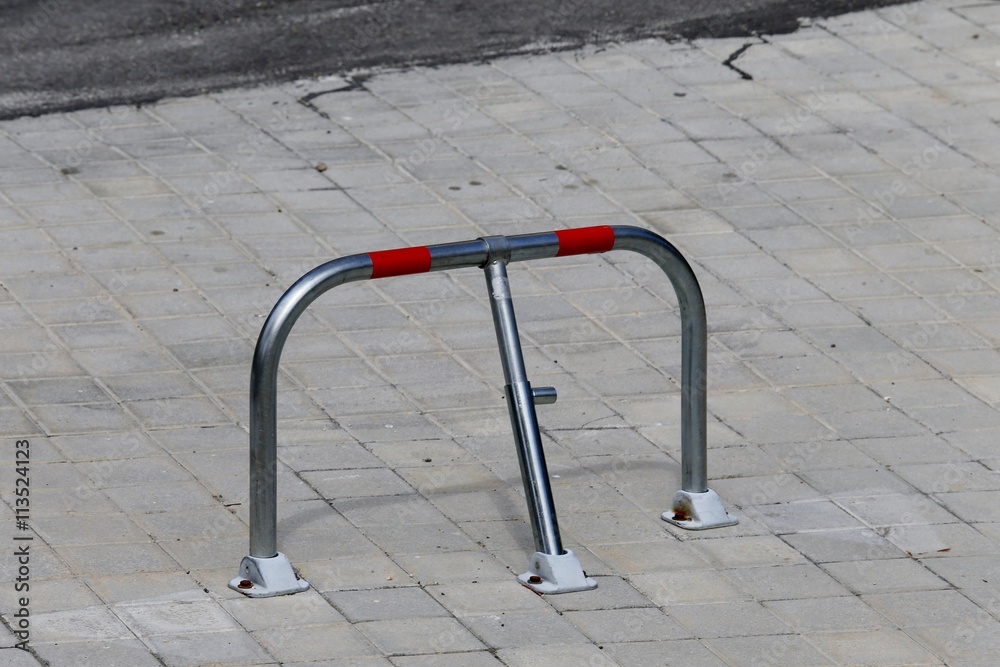 Barrera para plaza de garaje para impedir su uso inadecuado. Barrera para plaza de garaje para impedir su uso inadecuado.