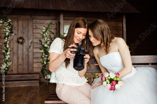 Obraz na płótnie Young sexy photographer shows the bride had just taken photos w salonie