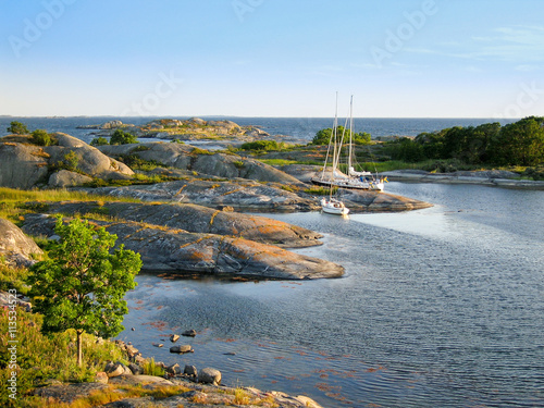 Fotografija Sailboats moored at small rocky island