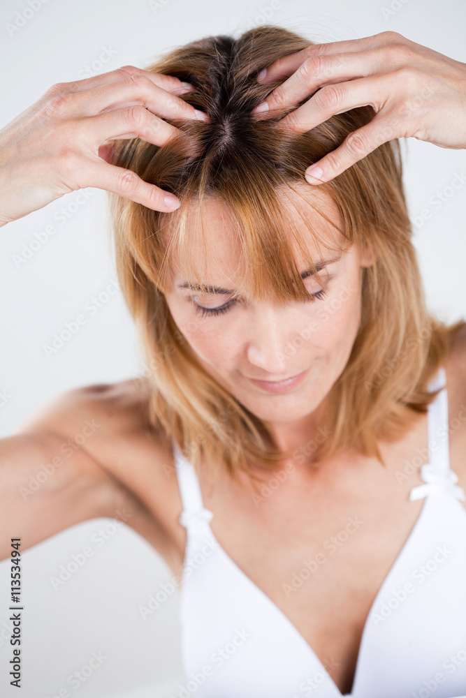 Fototapeta premium femme blonde se massant le cuir chevelu 