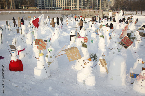 Klimaerwaermung: Schneemann-Demonstration gegen den CO-2 Ausstoss photo