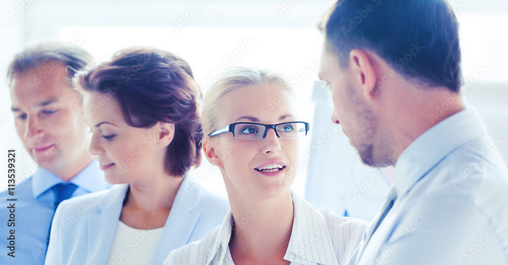 Obraz premium man and woman having discussion in office