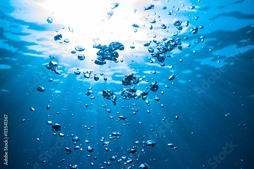 Air bubbles underwater in against the sun light / Luftblasen unterwasser im Gegenlicht