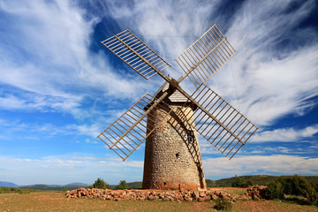 Keuken achterwand Molens Franse windmolen op heuveltop  © lamax