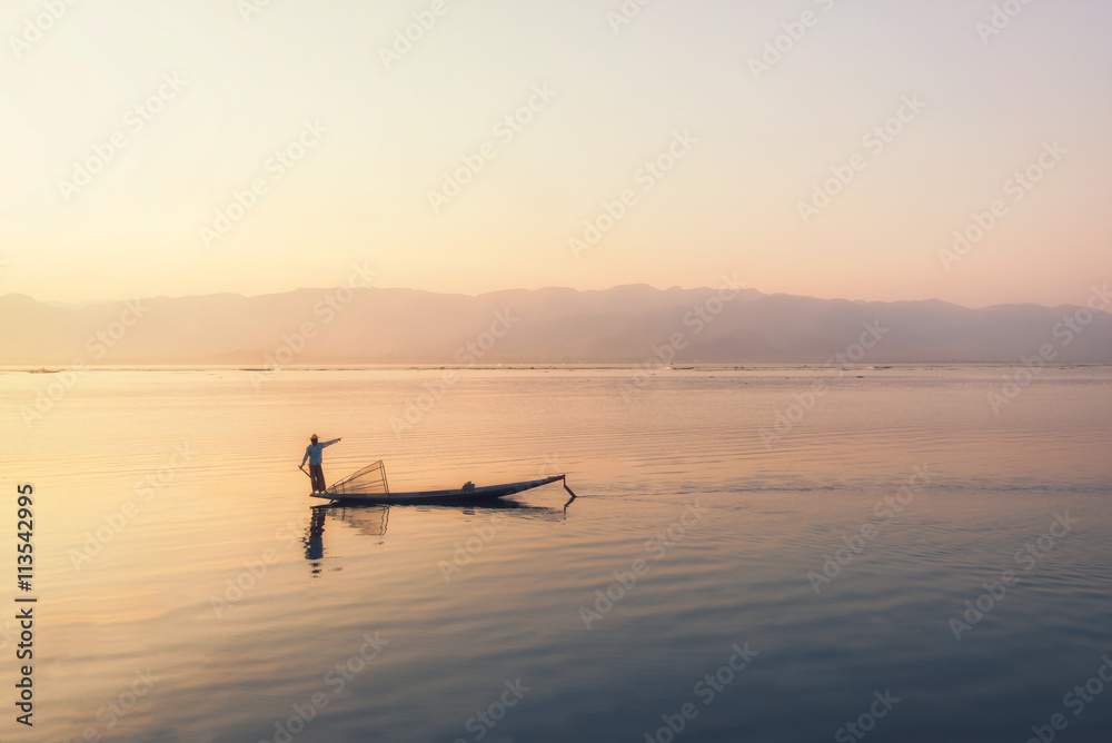 Fototapeta premium Fisherman at inle lake , Myanmar