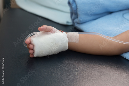 child get a vi drip in patient's hand