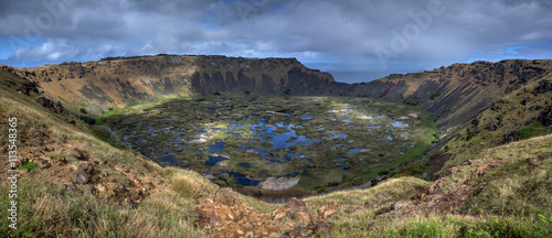 Panoramaaufnahme des Vulkans Rano Kau mit Kratersee auf der Osterinsel.