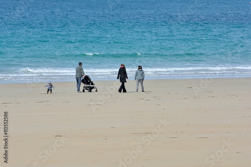 Une famille se promène sur la plage de Trestraou à Perros-Guirec en Bretagne photo