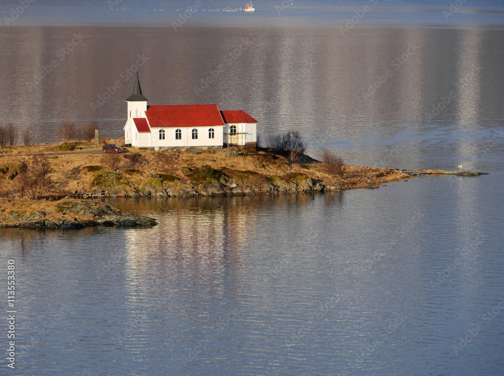 Sildpollnes Kapelle im Austnesfjord in den Lofoten