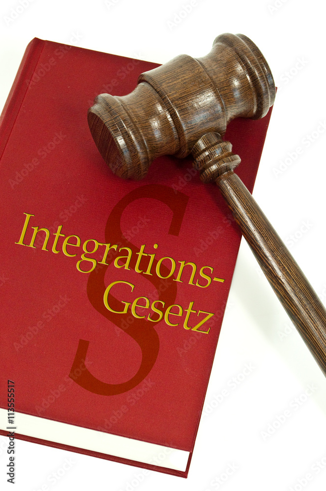 Richterhammer mit Buch und Tafel mit Integrationsgesetz