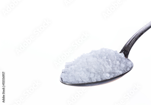Meer Salz auf altem Löffel isoliert auf weißem Hintergrund, Bi