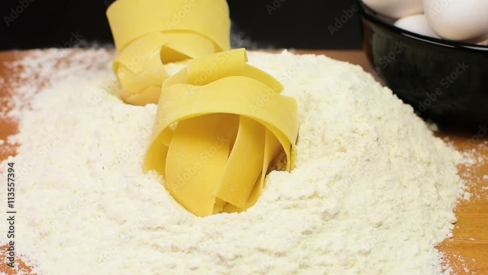 Pappardele caindo na farinha