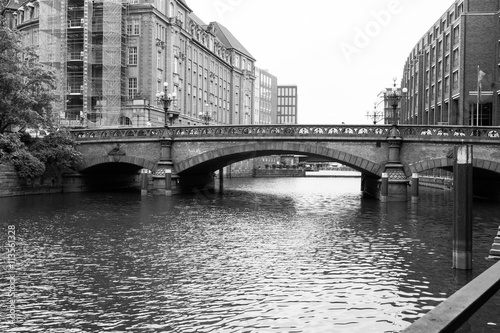 Hamburg Stadtansicht mit Brücke und Wasser, schwarzweiss monochrom