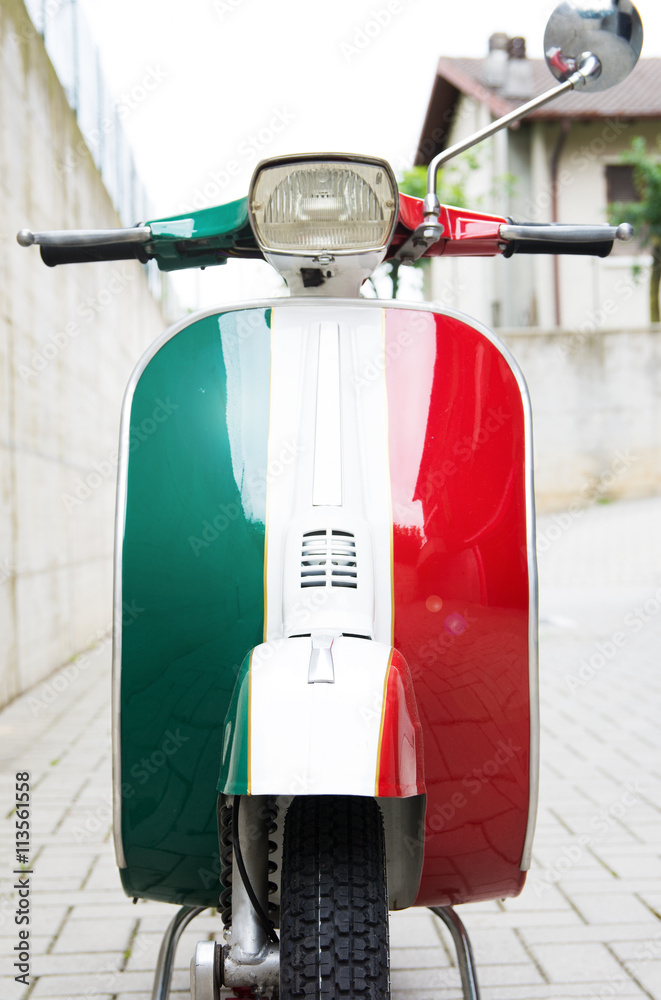 Naklejka premium Davanti alla scooter