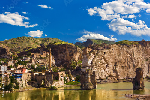 Obraz na płótnie Turkey. Hasankeyf village (Southeastern Anatolia, Batman Province). General view the village, the Citadel and the Tigris River with remains of the Old Tigris Bridge from 12th century w salonie
